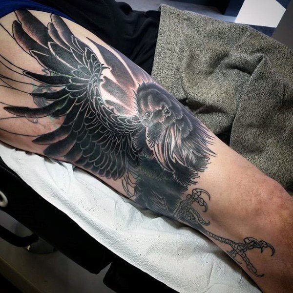 tatuaje cuervo negro para hombre 64