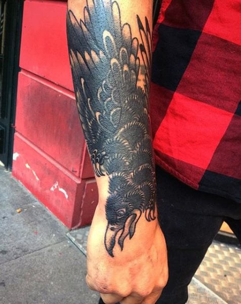 tatuaje cuervo negro para hombre 96