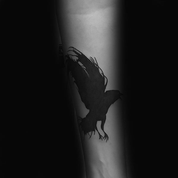 tatuaje cuervo para hombre 03