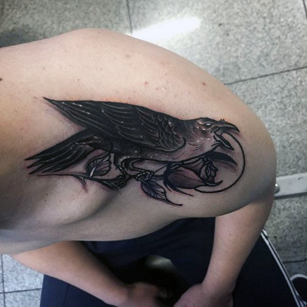 tatuaje cuervo para hombre 69