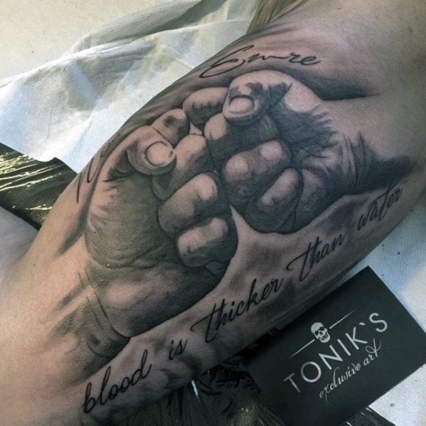 tatuaje de familia para hombre 14