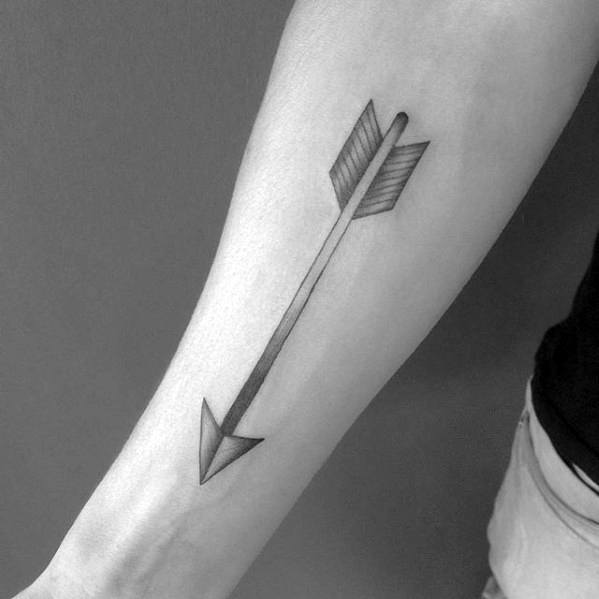 tatuaje flecha simple para hombre 01