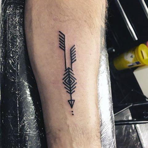 tatuaje flecha simple para hombre 06