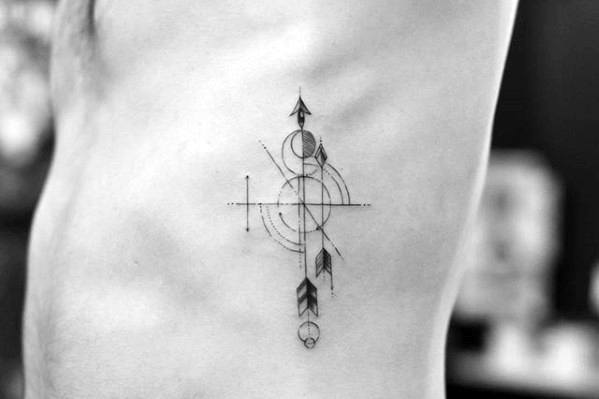tatuaje flecha simple para hombre 07