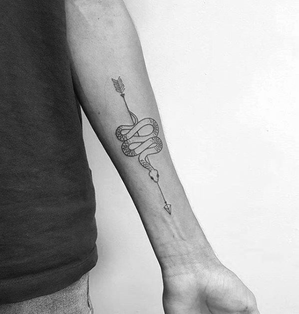 tatuaje flecha simple para hombre 11
