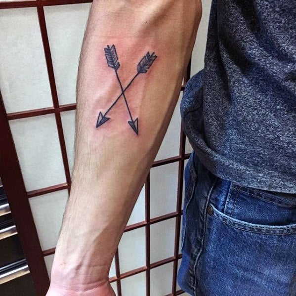 tatuaje flecha simple para hombre 12