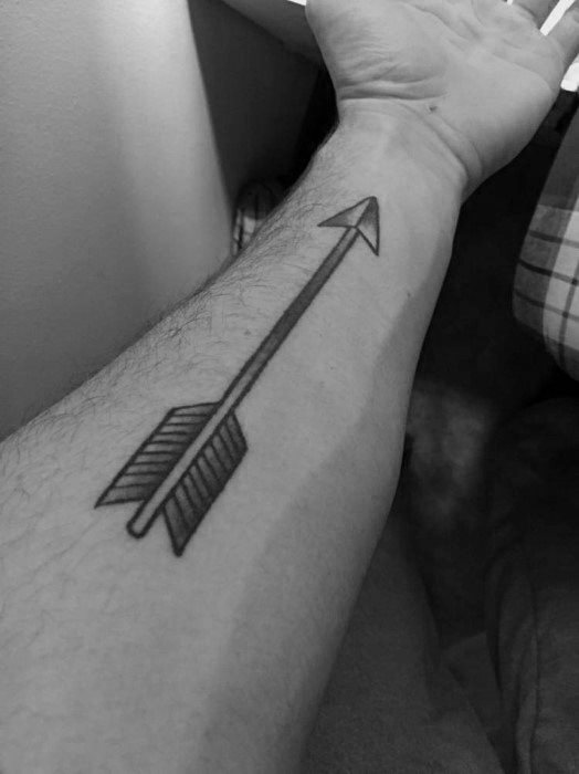 tatuaje flecha simple para hombre 15
