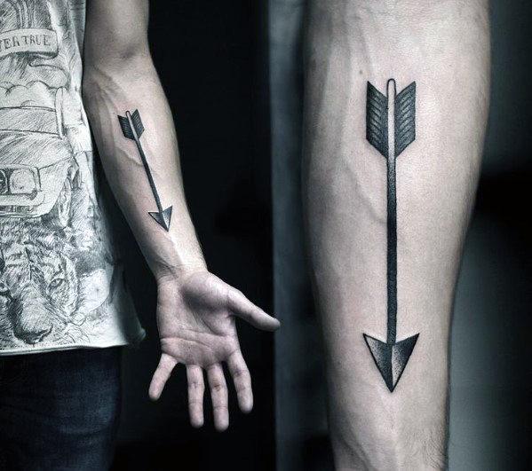 tatuaje flecha simple para hombre 16