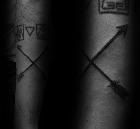 tatuaje flecha simple para hombre 17