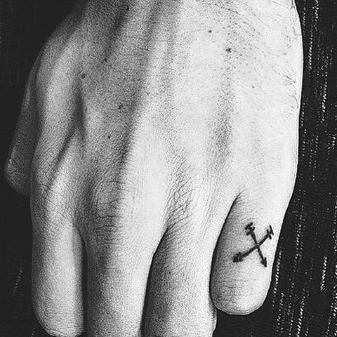 tatuaje flecha simple para hombre 26
