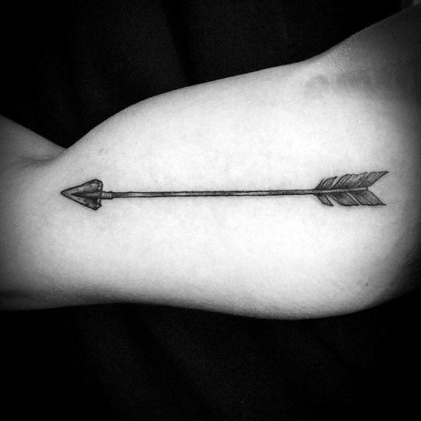 tatuaje flecha simple para hombre 35