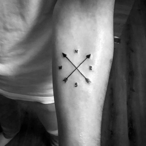 tatuaje flecha simple para hombre 37