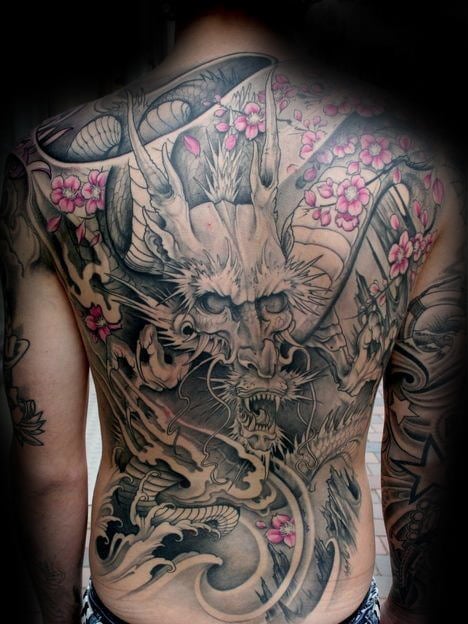 tatuaje flores del cerezo japonesas para hombre 26