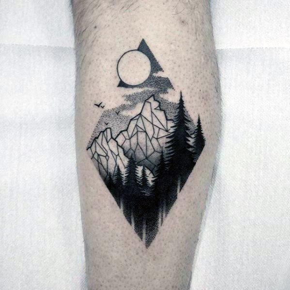 tatuaje geometrico montana para hombre 03