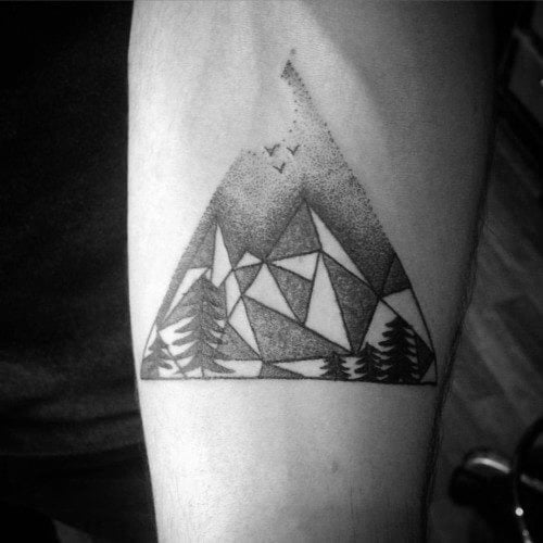 tatuaje geometrico montana para hombre 05