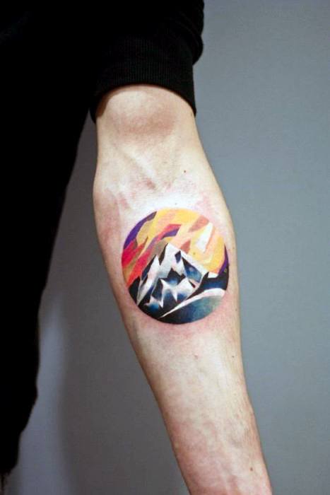 tatuaje geometrico montana para hombre 09