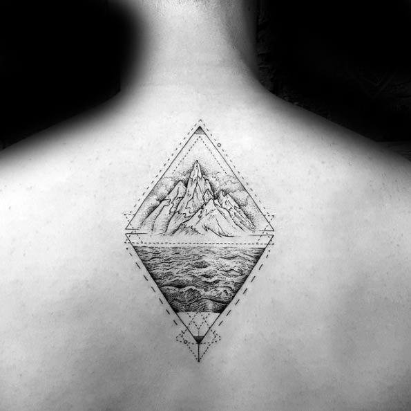 tatuaje geometrico montana para hombre 11