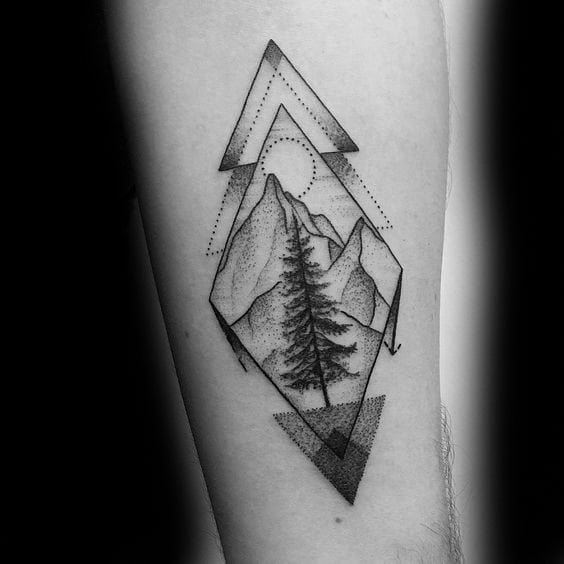 tatuaje geometrico montana para hombre 15