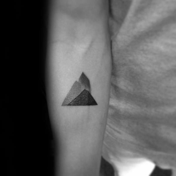 tatuaje geometrico montana para hombre 16