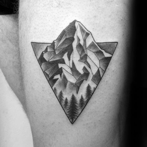 tatuaje geometrico montana para hombre 18