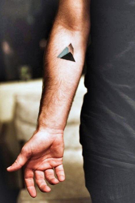 tatuaje geometrico montana para hombre 26