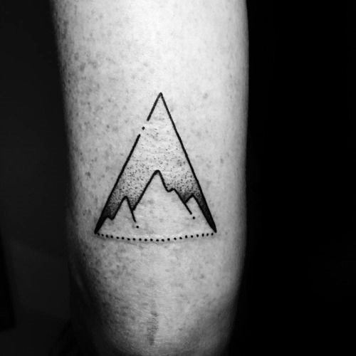 tatuaje geometrico montana para hombre 29