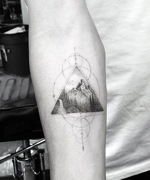 tatuaje geometrico montana para hombre 35