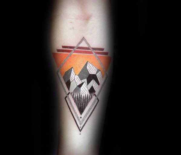 tatuaje geometrico montana para hombre 38