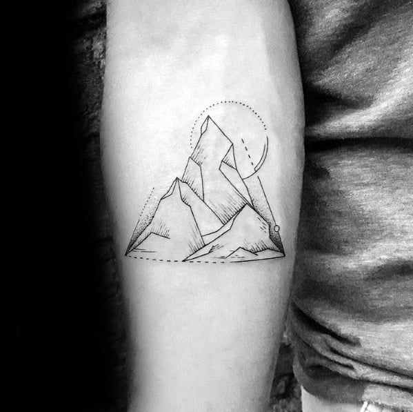 tatuaje geometrico montana para hombre 40