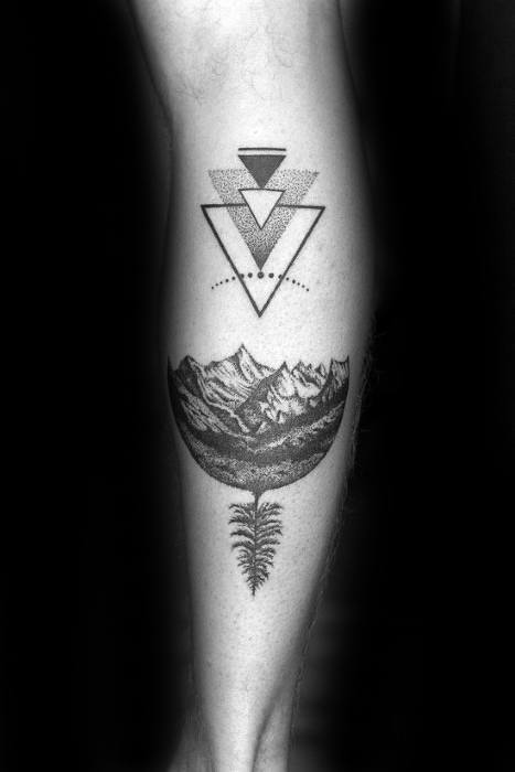 tatuaje geometrico montana para hombre 41
