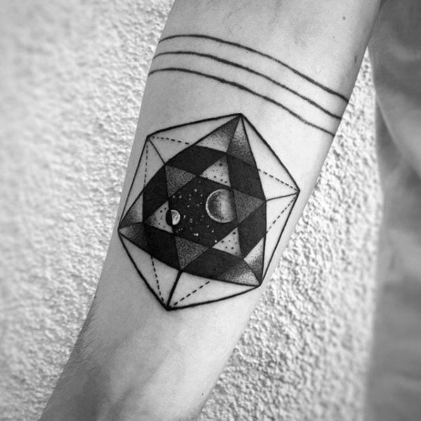 tatuaje geometrico simple para hombre 34