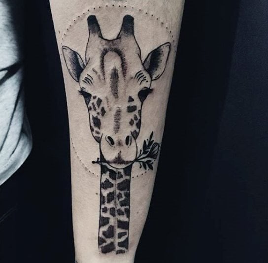 tatuaje jirafa para hombre 29