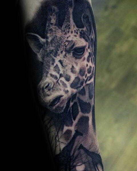 tatuaje jirafa para hombre 60