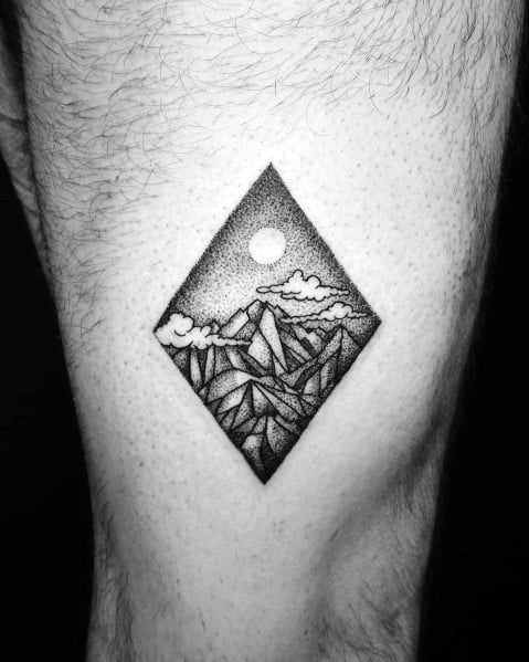 tatuaje minimalista montana para hombre 03