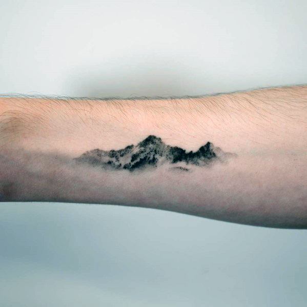 tatuaje minimalista montana para hombre 04