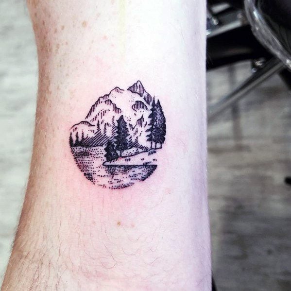tatuaje minimalista montana para hombre 05