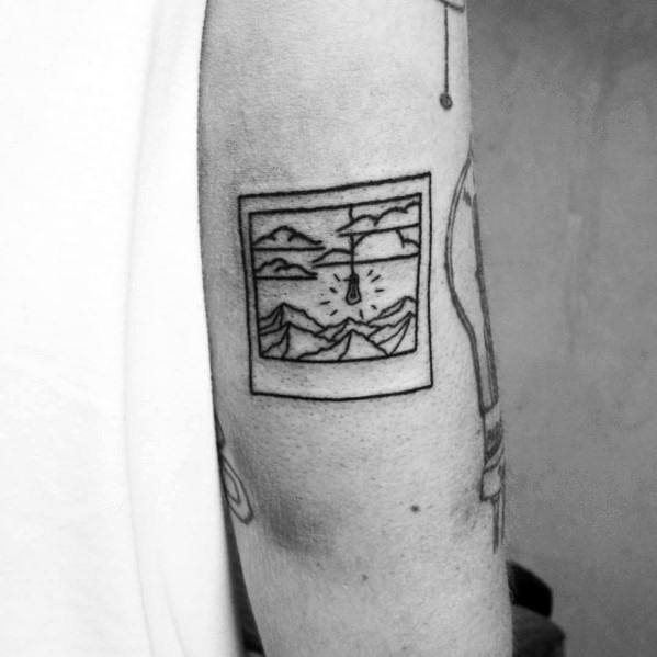tatuaje minimalista montana para hombre 10