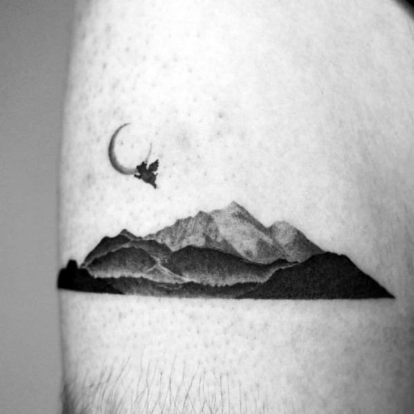 tatuaje minimalista montana para hombre 16