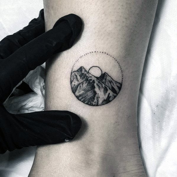 tatuaje minimalista montana para hombre 37