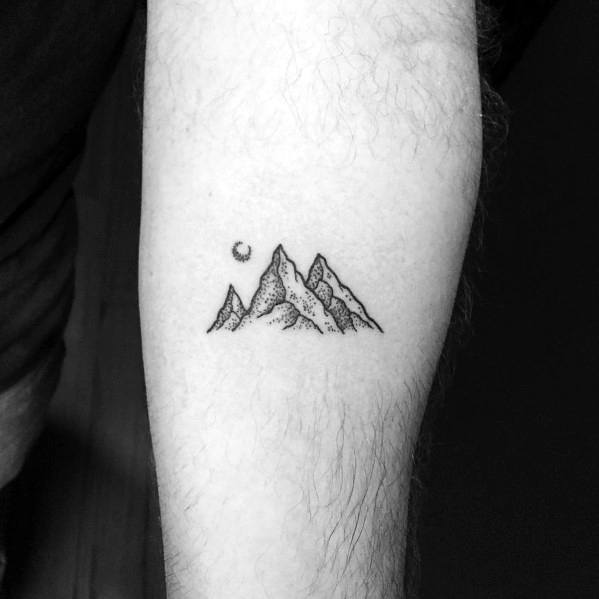 tatuaje minimalista montana para hombre 49