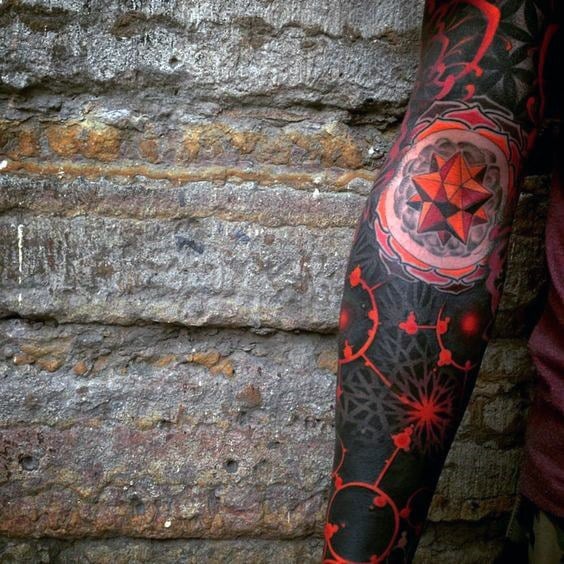 tatuaje rojo y negro para hombre 37