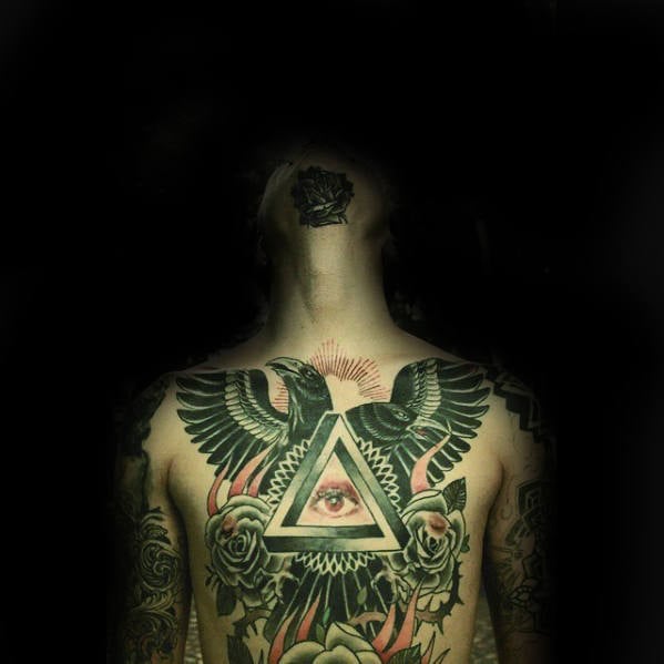 tatuaje tradicional cuervo para hombre 01