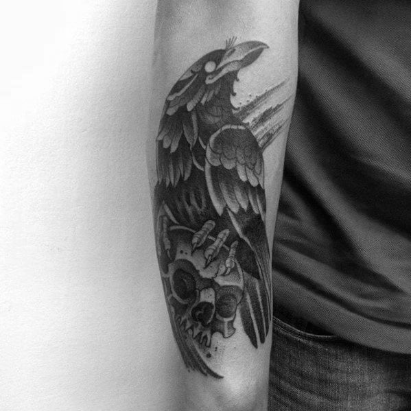 tatuaje tradicional cuervo para hombre 02