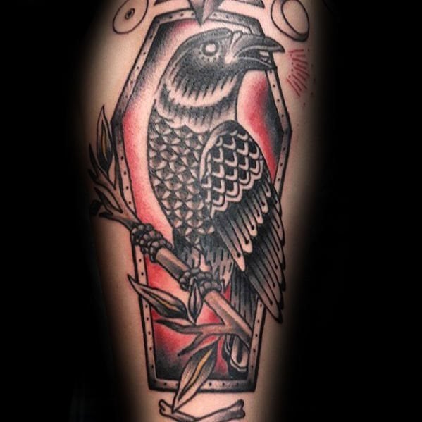 tatuaje tradicional cuervo para hombre 03