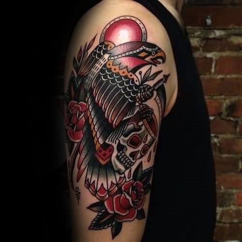 tatuaje tradicional cuervo para hombre 04