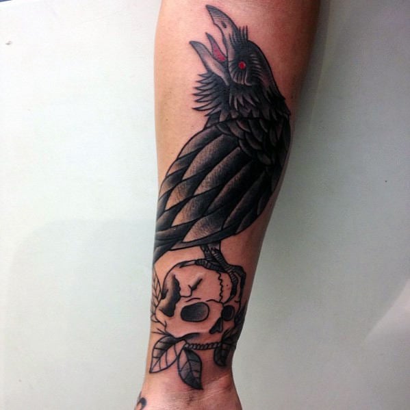 tatuaje tradicional cuervo para hombre 06