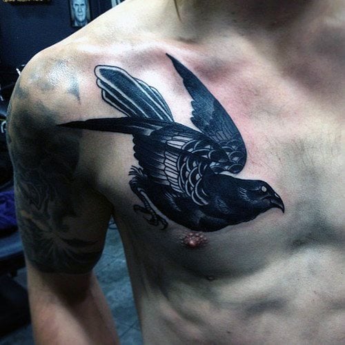 tatuaje tradicional cuervo para hombre 07