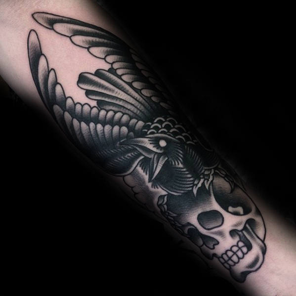 tatuaje tradicional cuervo para hombre 09