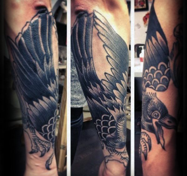tatuaje tradicional cuervo para hombre 10