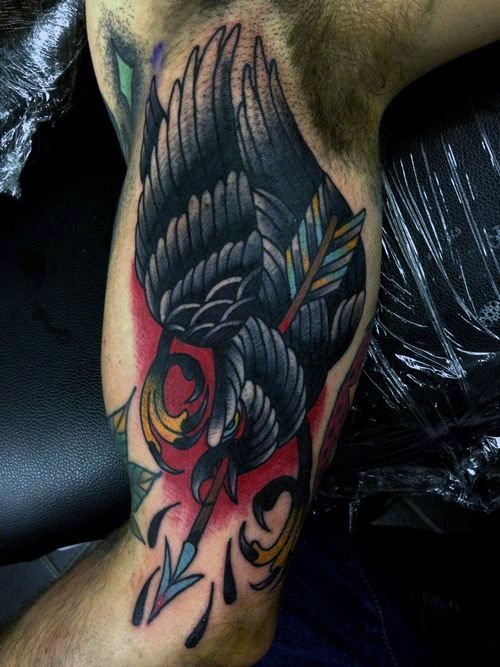 tatuaje tradicional cuervo para hombre 15
